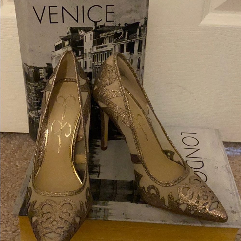 Gold pumps
